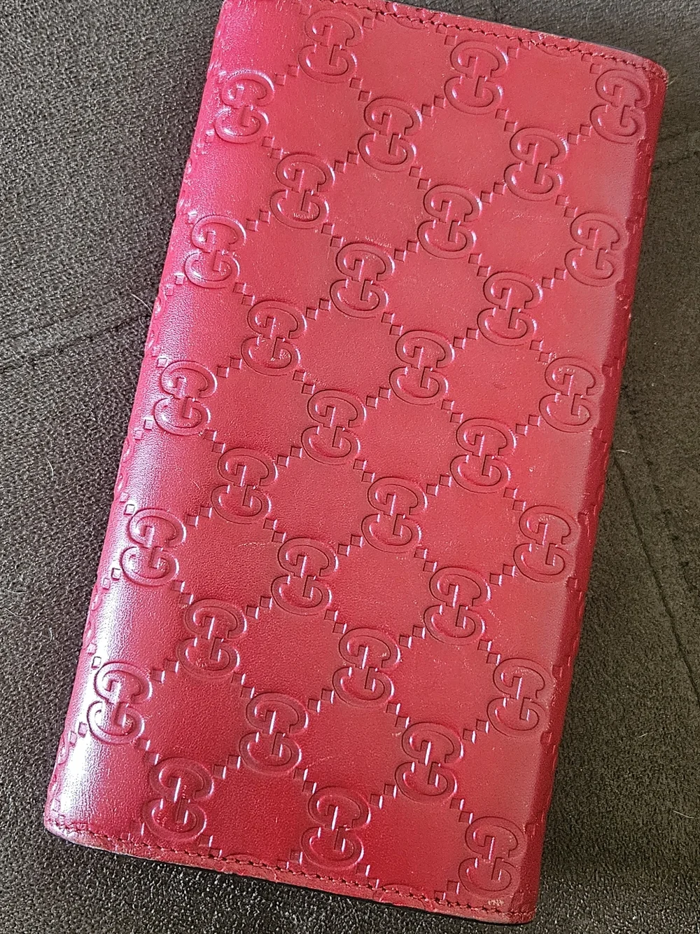 Embossed Interlocking Logo Red Wallet With COA - Picture 3 of 13